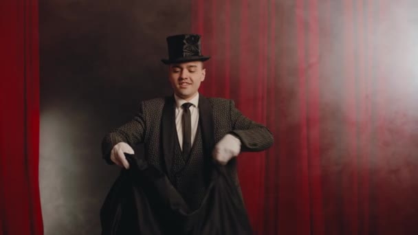 Elegante Misterioso Ilusionista Mostrando Truques Com Coelho Mágico Por Cima Videoclipe
