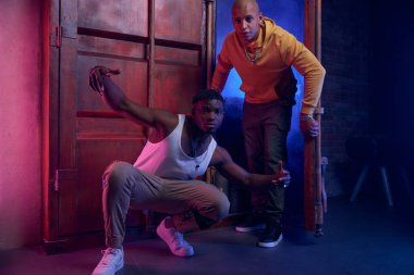 Genç hippi gençler birlikte hip-hop çalıyorlar. Kültürler arası şık rapçiler, garaj stüdyosundaki prova sırasında müziğe etkileyici bir dans hareketi yapıyorlar.