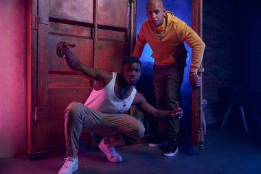 Genç hippi gençler birlikte hip-hop çalıyorlar. Kültürler arası şık rapçiler, garaj stüdyosundaki prova sırasında müziğe etkileyici bir dans hareketi yapıyorlar.
