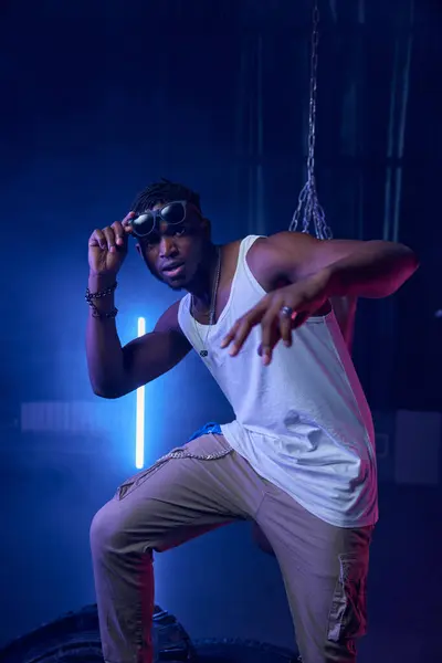 Der Muskulöse Rapper Mit Sonnenbrille Steht Neonlicht Eines Coolen Nachtclubs — Stockfoto