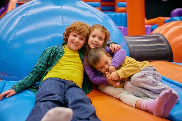 팽창식 나이의 귀여운 아이들 형제와 포즈에 카메라 영역에서 Cuddling — 스톡 사진