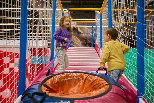 놀이터 지역에서 슬라이드에 게임을 즐기는 아이들 Pushing 거대한 — 스톡 사진
