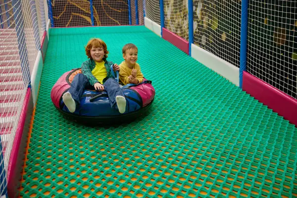 놀이터 레크리에이션 지역에서 슬라이드에 아래로 즐기는 — 스톡 사진