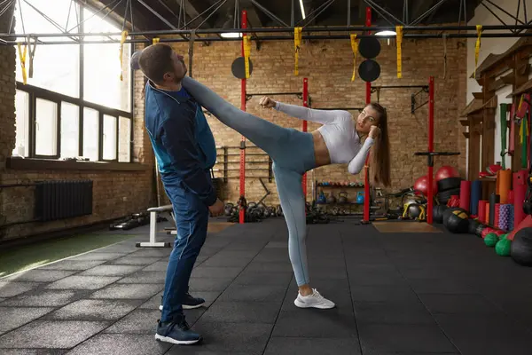 Junge Frau Lernt Fitnessstudio Mit Männlichen Trainern Kämpfen Fitness Motivation Stockbild