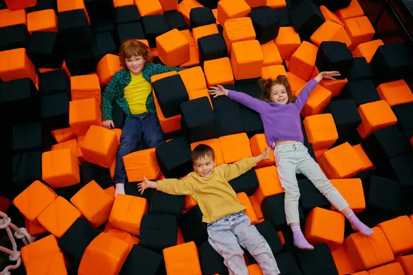 Счастливые Дети Лежат Сухом Бассейне Мягким Кубом Развлекательном Центре Вид Стоковое Фото