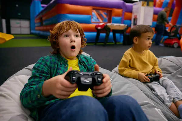 Yüzünde Şaşkınlık Neşe Olan Video Oyunu Oynayan Heyecanlı Bir Çocuğun Telifsiz Stok Imajlar