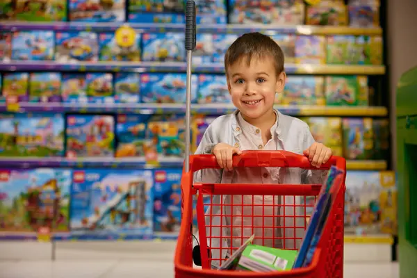 Retrato Niño Sonriente Sintiéndose Contento Emocionado Con Carrito Compras Lleno —  Fotos de Stock