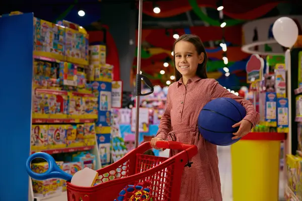 Gelukkig Meisje Aan Het Winkelen Speelgoedwinkel Portret Van Gelukkig Meisje Rechtenvrije Stockafbeeldingen