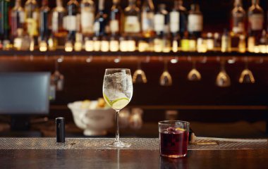 Ahşap tezgahta buzlu ve limonlu kokteyl. Müşteri için pahalı içki, gece kulübü veya restoranda en iyi lüks hizmet.