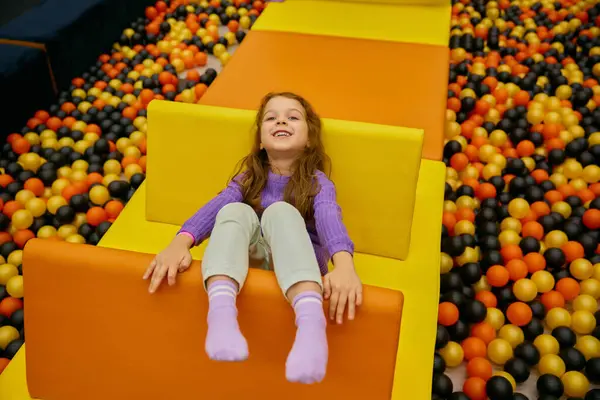 Szczęśliwa Podekscytowana Dziewczyna Dziecko Czołgające Się Basenie Kulkami Centrum Rekreacji Zdjęcia Stockowe bez tantiem