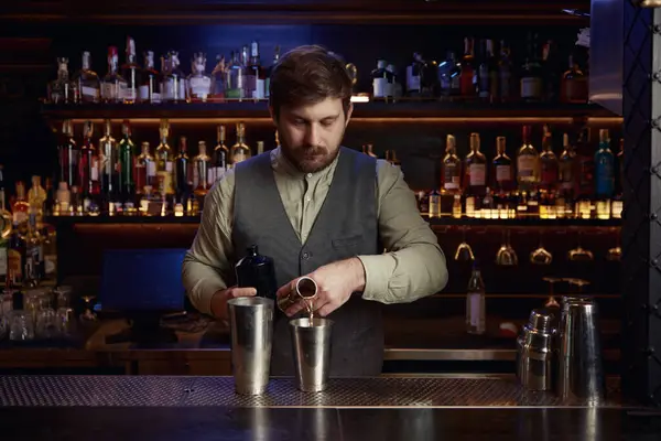 Der Selbstbewusste Barkeeper Schmollt Schnaps Hinter Dem Tresen Einen Cocktail Stockbild