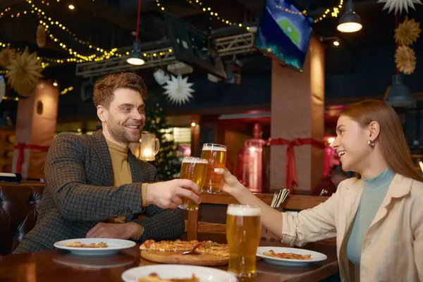 Šťastní Lidé Pijí Pivo Zatímco Odpočívají Hospodě Muž Žena Pár Royalty Free Stock Obrázky