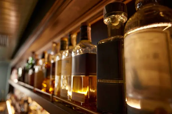 Bar Mostrador Con Muchas Botellas Bebidas Alcohólicas Surtido Estante Vista — Foto de Stock
