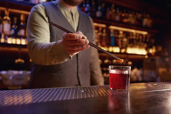 Empregado Trabalhar Balcão Bar Vista Perto Mãos Barman Segurando Pinças Fotografia De Stock
