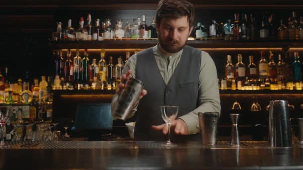 Bartendern Jobbar Vid Bardisken Barman Händer Med Skakapparat Uppfriskande Dryck — Stockvideo