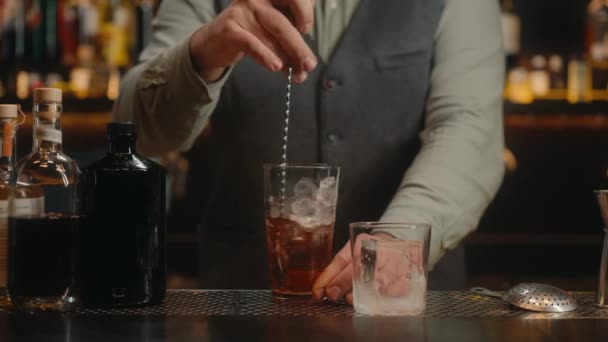 Bartender Förbereder Färsk Cocktail Kosmopolitisk Traditionellt Glas Står Vid Bardisken — Stockvideo