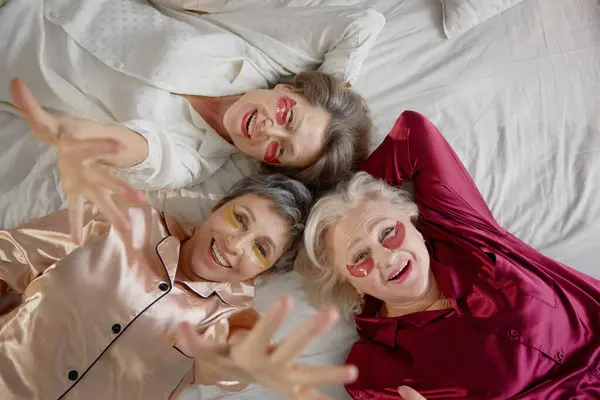 Happy Playful Aged Female Friends Applying Eye Patches Portrait Beautiful royaltyfrie gratis stockfoto