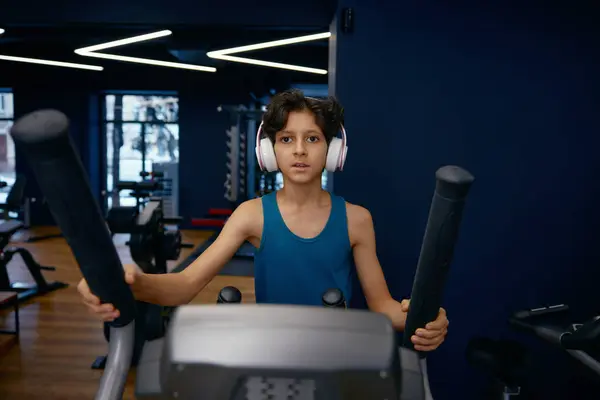 Preteen Boy Having Cardio Training Gym Active Male Child Exercising stockfoto