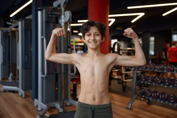 Portrait Shirtless Schoolboy Flexing Arms Skinny Preteen Boy Demonstrating Pumped royaltyfrie gratis stockfoto