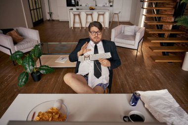 Tembel, gevşemiş, komik iş adamı heyecan hissediyor. İnternette, şişko göbekli, yüksek açı görüşlü bilgisayarlı klavyeyi rahatça tutuyor. Serbest meslek, serbest meslek, iş kolaylığı ve erişilebilirlik