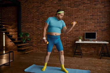 Şişman adam evde dambıllarla spor antrenmanı yapıyor. Yanan kalori egzersizi yapan çalışkan komik bir adam.