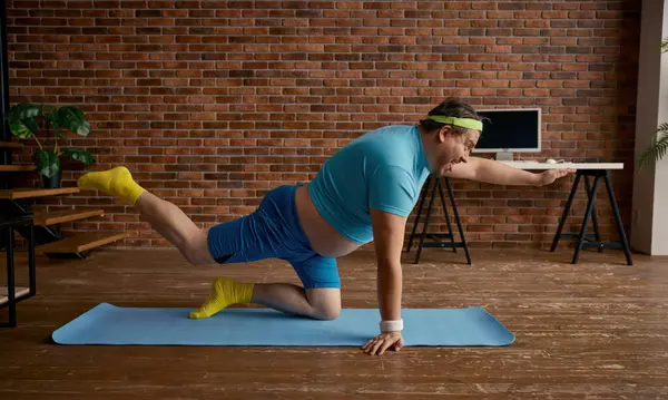 Ayrıca kilolu şişman sporcu evde kendini yorgun ve bitkin hissediyor. Zayıflayan tombul adam spor yapıyor.