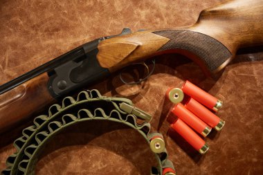 Yakın çekim tüfeği ve av için kemer zincirli kurşunlar. Silah mühimmatı çeşitleriyle yasal ticari pazar