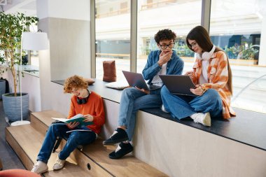 İş yerinde çalışan bir grup genç internetten para kazanıyor. Dizüstü bilgisayarları ve kağıtları olan genç işçiler strateji tartışıyor