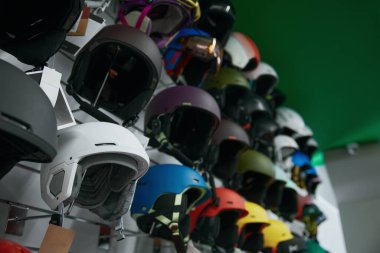 Güvenlik bisikleti, scooter ya da caddelerde motosiklet sürüşü için koruyucu kaskları olan Wall Stand vitrinleri. Spor viteslerinin mağaza çeşitleri