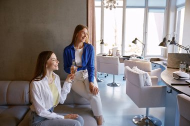 Lüks manikür stüdyosunda bekleyen tatmin olmuş kadın müşteriler. İki muhteşem zarif kadın, şarap içip sohbet ediyor. Güzellik salonunda vakit geçiriyorlar.