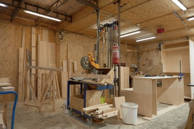 Ağaç boyutunu ve şeklini değiştirmek için yuvarlak kesim masa ahşap makine, kereste kesme ve ahşap üzerine ince oyma ile sona erer