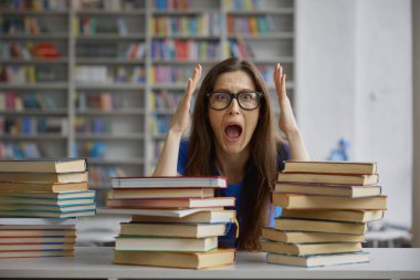 Genç bir kadın kütüphanede koca bir kitap yığınının önünde otururken çıldırmış, çıldırmış, çığlık atıyor ve kafaya dokunuyor.