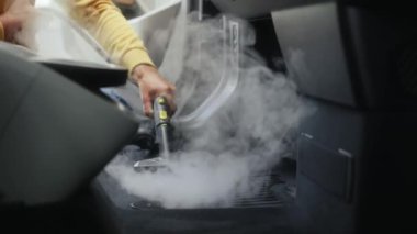 Usta, arabanın içini çeşitli kirleticilerden temizlemek için buharın temizleme özelliklerini kullanır. Özel başlık üzerinde yakın görünüm