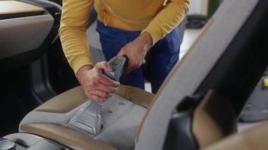 Araba yıkama servisi çalışanı toz ve kir temizleme profesyonel ekipman uygulayan koltuklar oluşturur