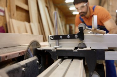 Profesyonel marangoz, ahşap işleme için marangoz kıyafeti giyiyor. Mobilya üretimi ve marangozluk konsepti