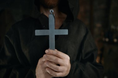 Ortaçağ keşişlerinde gümüş haç. Manastırın tarihi rahibi.