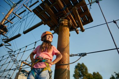 Cesur küçük kız başarılı tırmanış ve gol başarısı sayesinde mutluluğu ve gururu hissediyor.