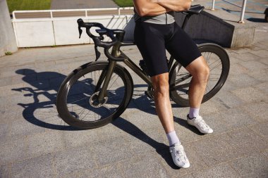 Spor kıyafetleri giyen sporcu kıyafetleri giyen sporcu sürüsü her gün antrenman yaptıktan sonra bisiklette dinleniyor.