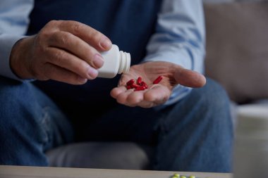 Tıbbi haplar ve kapsüller yaşlı adamın elinde. Tedavi ve sağlık sigortası için yaşlı sağlık hizmetleri, ilaç