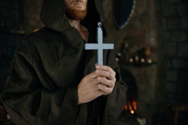 Ortaçağ keşişlerinde gümüş haç. Manastırın tarihi rahibi.