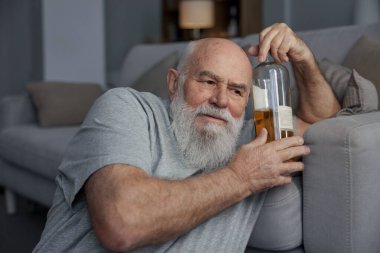 Emekli son sınıf öğrencisi evde tek başına oturmuş alkol içiyor. İçki zararlı bir alışkanlık ve alkol bağımlılığı