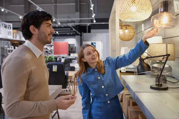 Modern ev dekorasyonu için şık bir mağazada alışveriş deneyimi yaşayan bir çift.