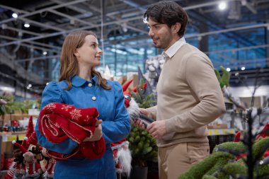 Sevgi dolu çift, keyifli alışverişlerinin tadını çıkarıyor. Birlikte renkli ve şenlikli dekorasyonlar yapıyorlar.