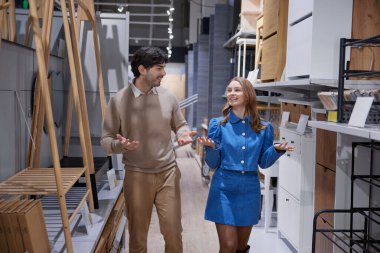 Modern mobilyalarla dolu şık bir mağazayı keşfeden çift.