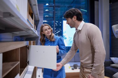 İyi tasarlanmış bir galeride modern mobilyaları keşfeden bir çift.