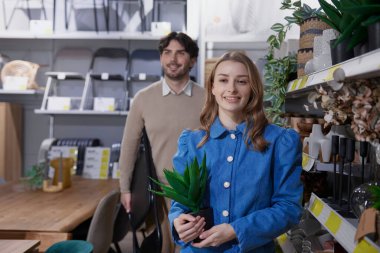 Bugün şık bir ev eşyası dükkanından güzel dekoratif bir vazo seçen çift.