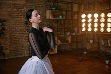 Zarif bayan balerin sanatını şık bir şehir ortamında canlı bir şekilde ifade ederek balenin zarafetini sergiliyor.