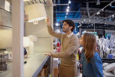 Modern ev dekorasyonu için şık bir mağazada alışveriş deneyimi yaşayan bir çift.