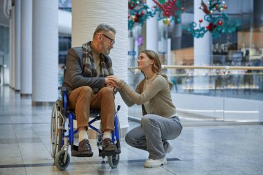 Kendini işine adamış bir bakıcı ile tekerlekli sandalyedeki bir insan arasında derin bir bağ kurulur.