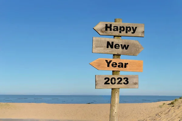 2023 Gelukkig Nieuwjaar Geschreven Een Richtingbord Voor Een Strand Aan — Stockfoto